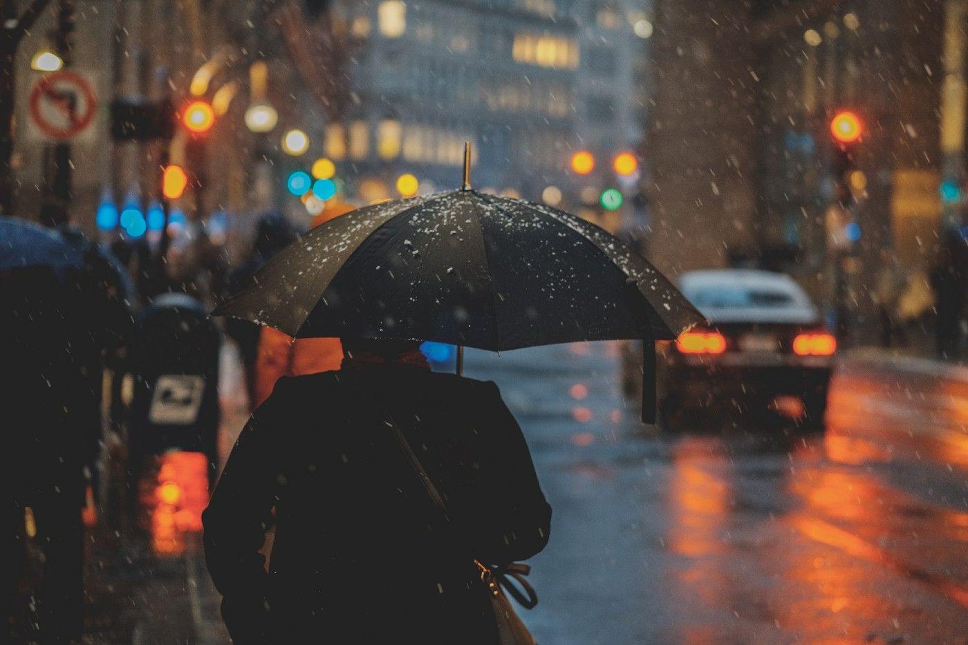 Homme sous un parapluie