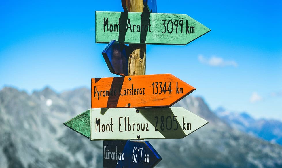 Panneaux de randonnée indiquant les distances vers Mont Ararat, Mont Elbrouz, Pyromède Carstensz et.