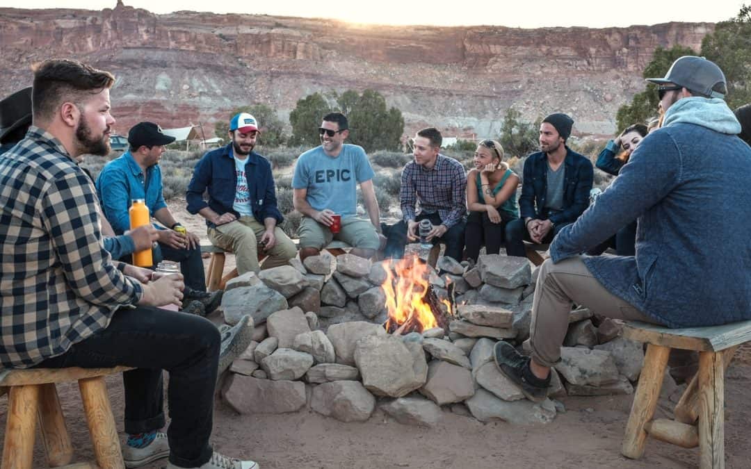 Groupe en discussion lors d’un atelier de team building en nature.
