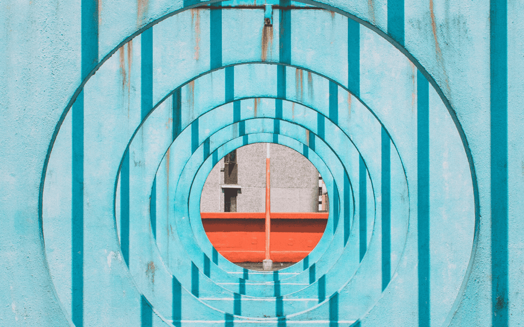 Structure métallique en cercles concentriques bleus.