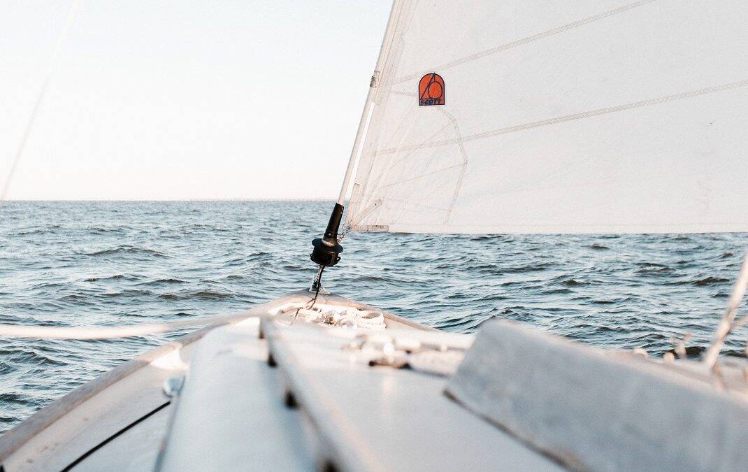 Vague de navigation en mer avec voilier en pleine mer.