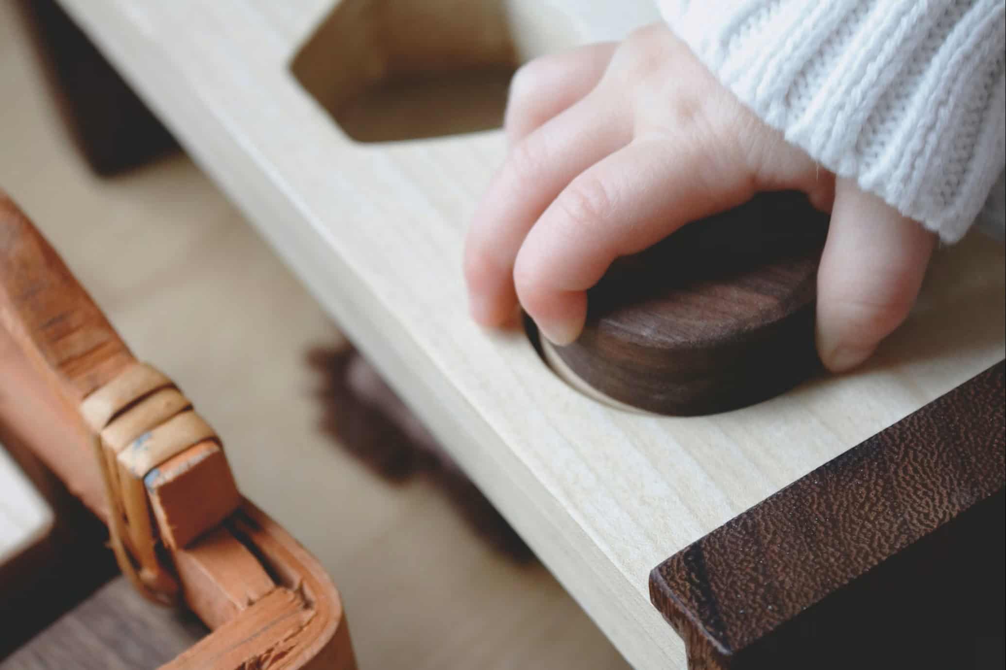 Outil Montessori en bois utilisé pour l'apprentissage sensoriel et la concentration.
