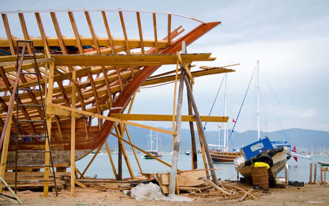 Structure en bois en cours de construction au bord de l'eau.