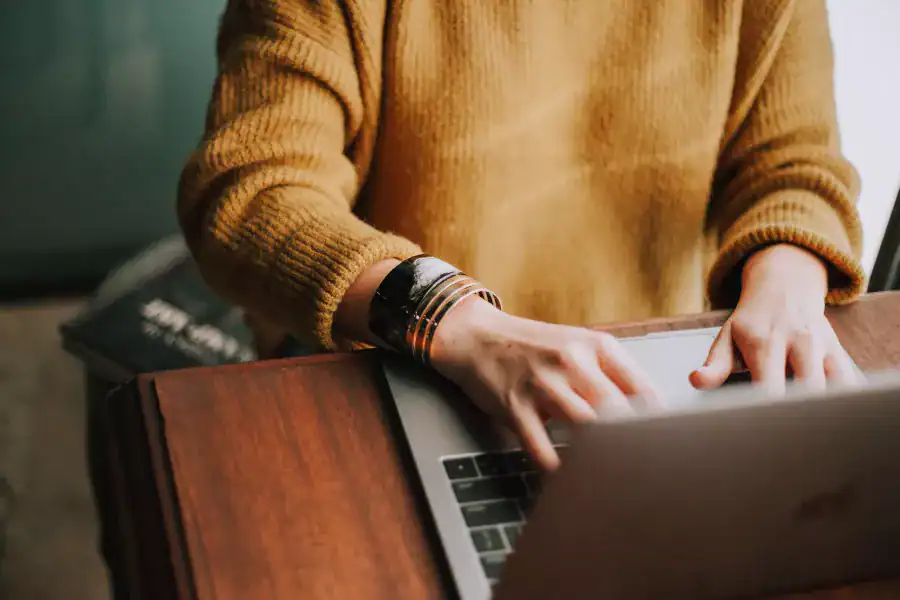 Personne utilisant un ordinateur portable pour le coaching organisationnel.