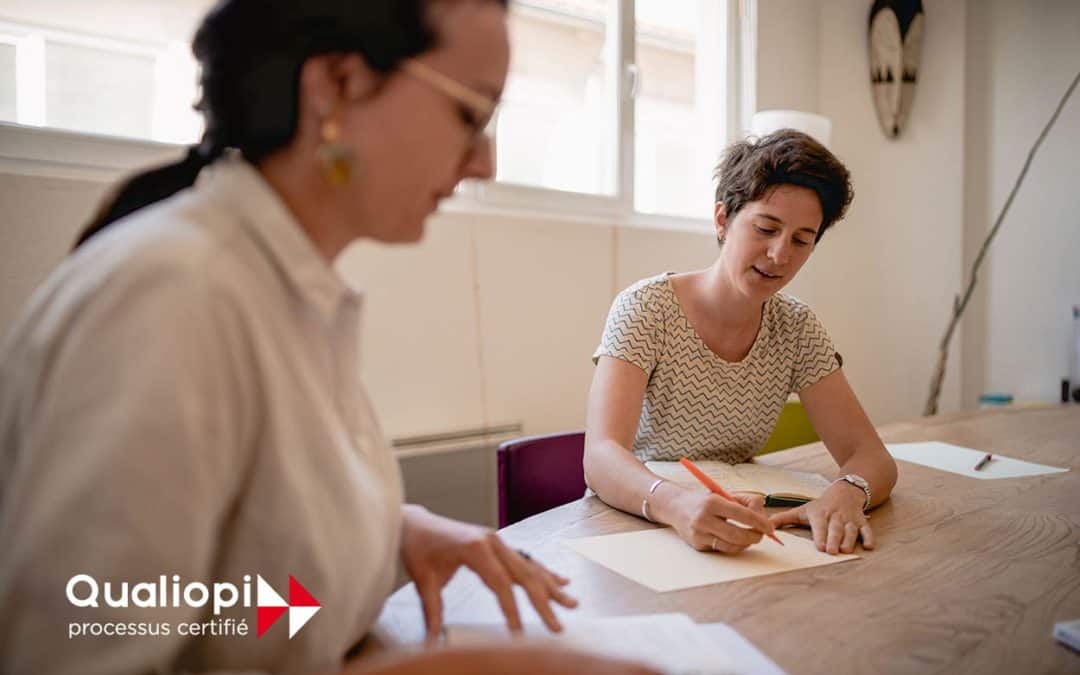 Deux professionnelles en séance de coaching organisationnel.