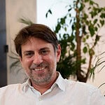 Homme souriant lors d’un témoignage sur la Holacratie chez Comongo.