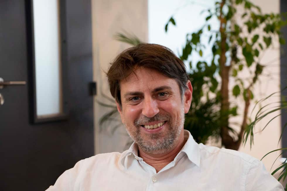 Homme souriant lors d’un témoignage sur la Holacratie chez Comongo.