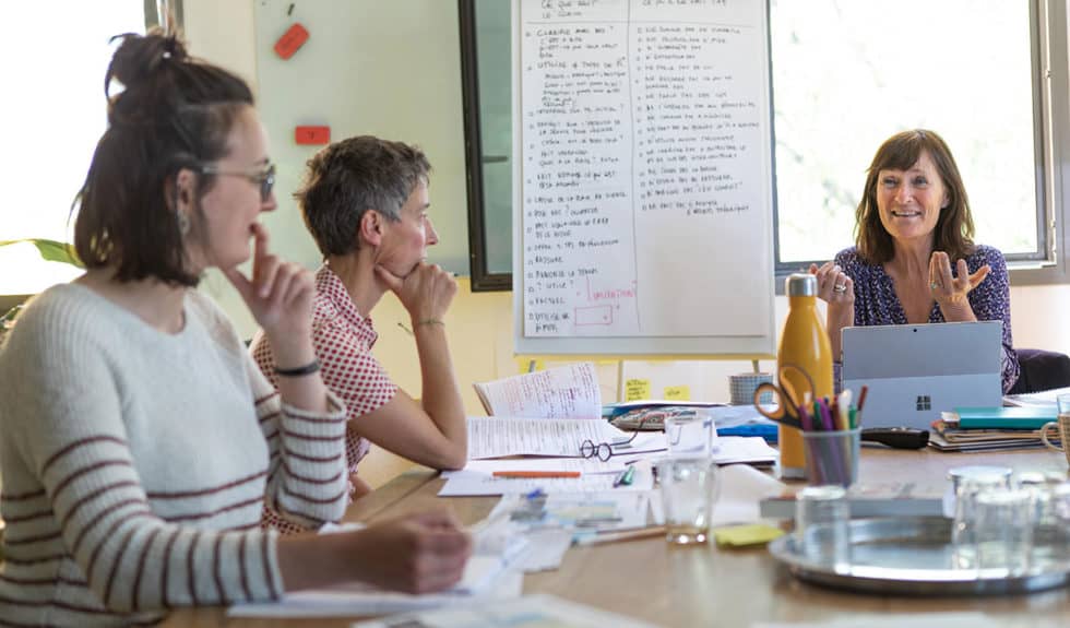 Une séance de coaching avec une équipe lors d'une réunion, discussion sur l'approche centrée solutio.