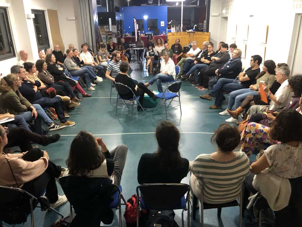 Groupe en séance de coaching organisationnel en Holacratie, discussion en cercle.