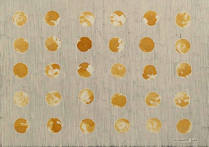 Cercles de différentes nuances de jaune et d'orange sur fond beige.