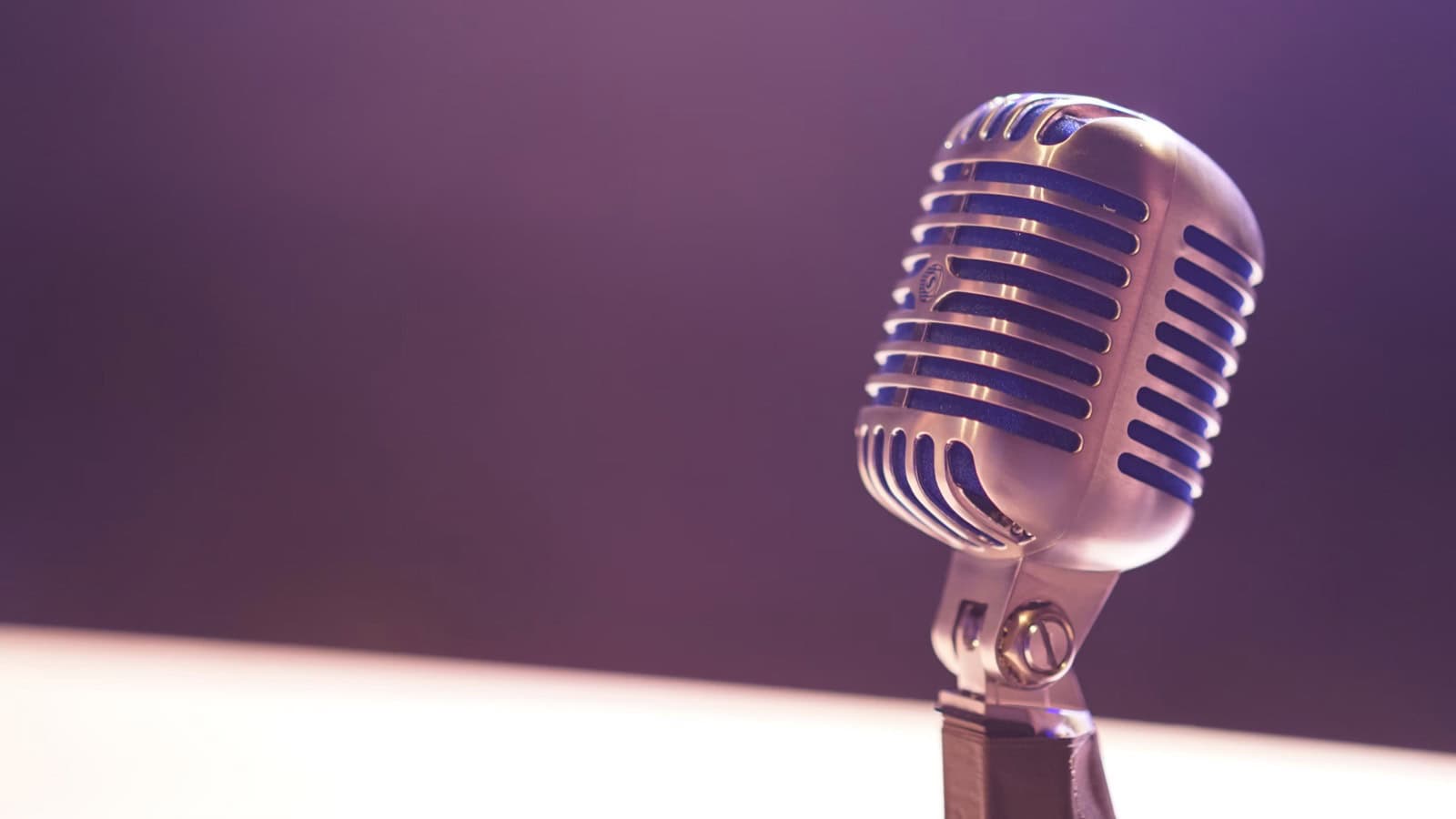 Microphone vintage pour enregistrement audio professionnel.
