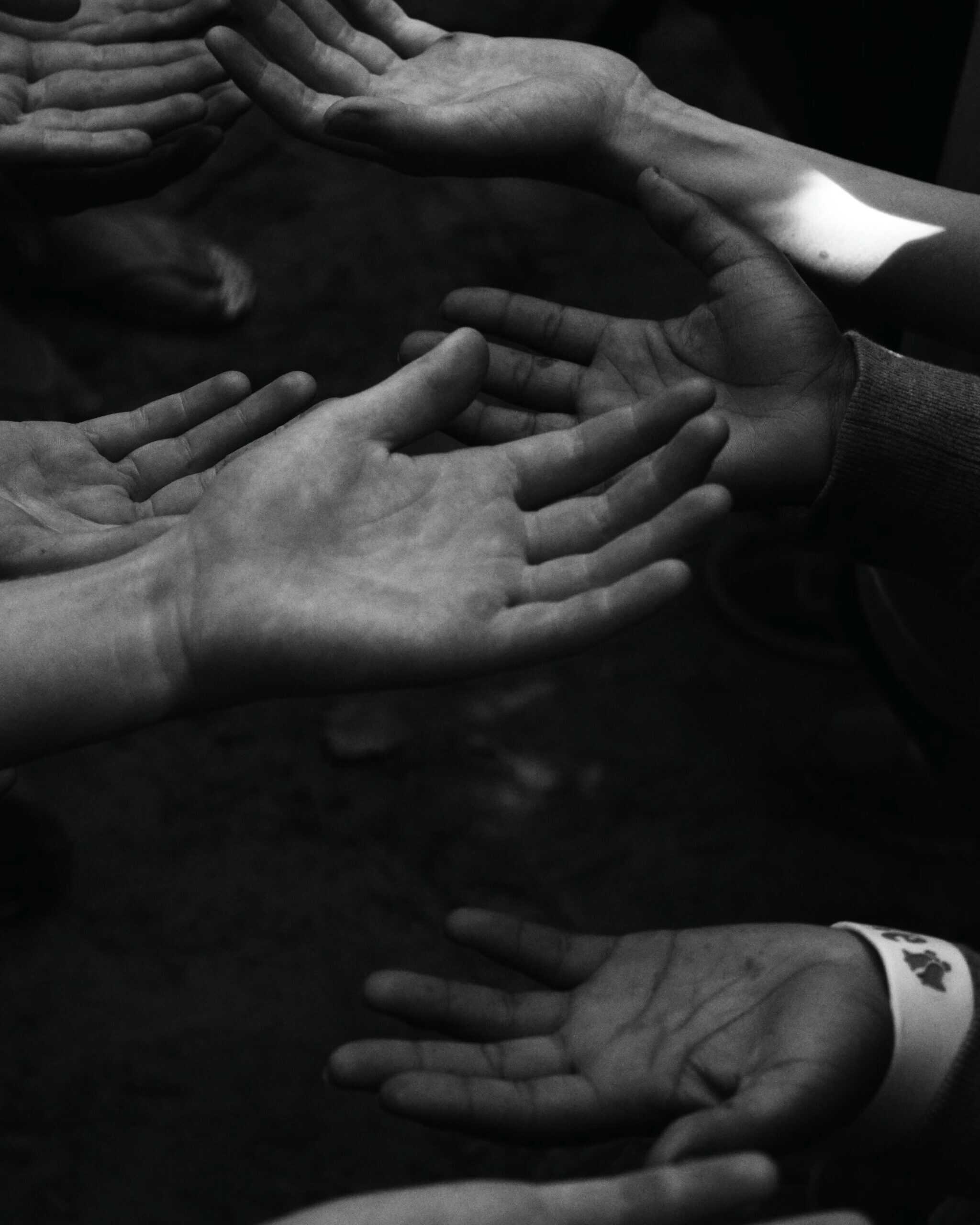Groupe de mains tendues en symbole de collaboration.