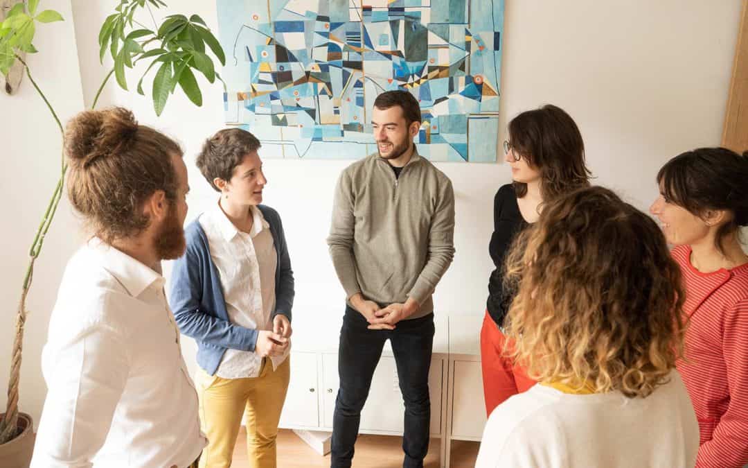 Groupe de collaborateurs en séance de coaching organisationnel Holacratie.