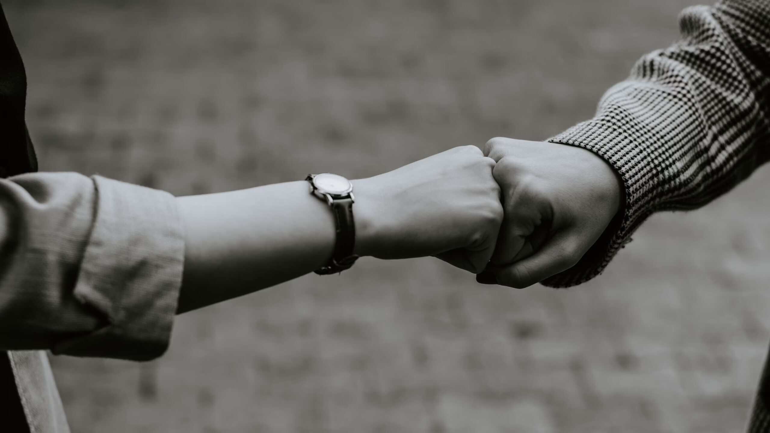 Deux personnes se serrant la main en signe de collaboration.