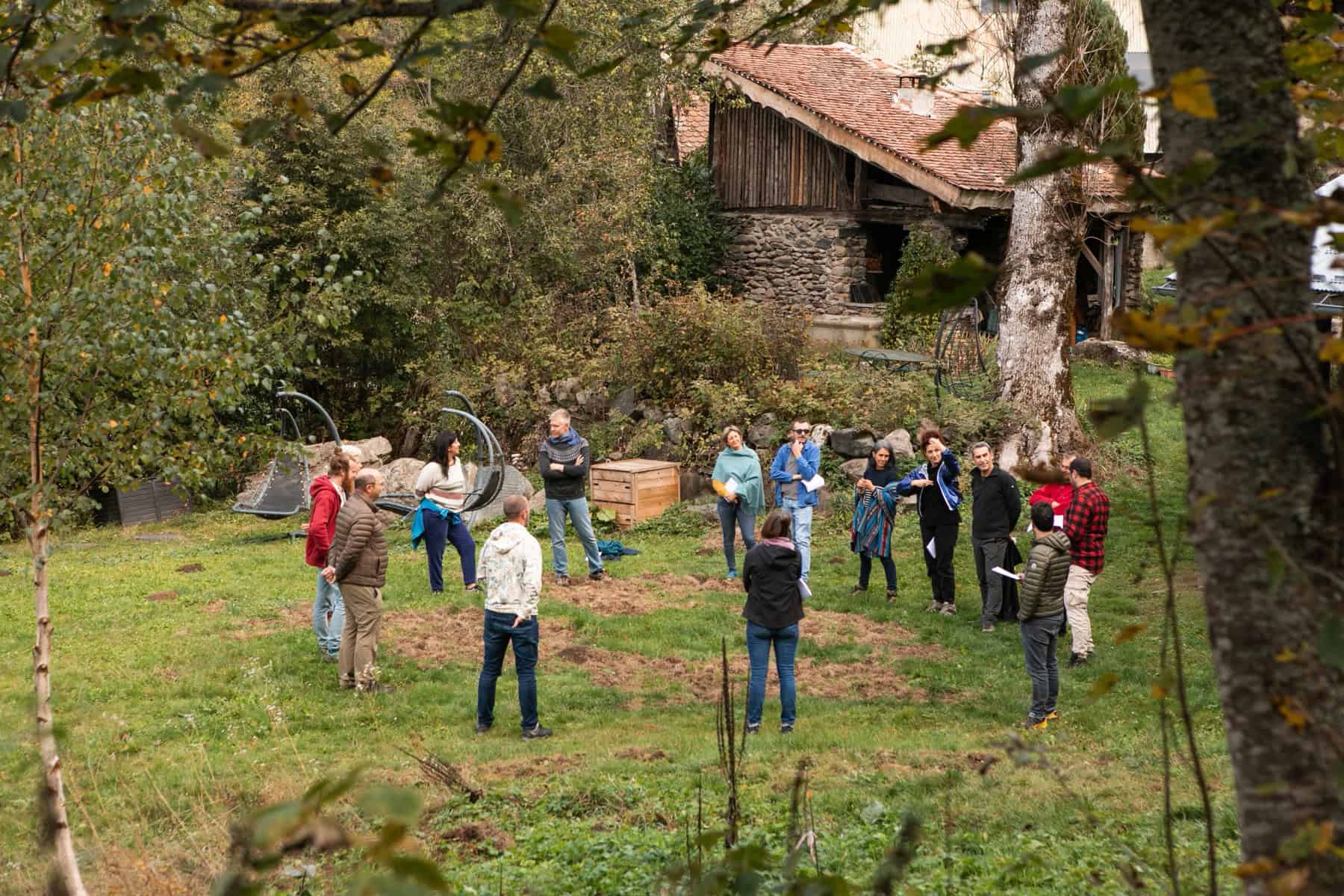 Groupe en activité de team building en extérieur dans un cadre naturel.