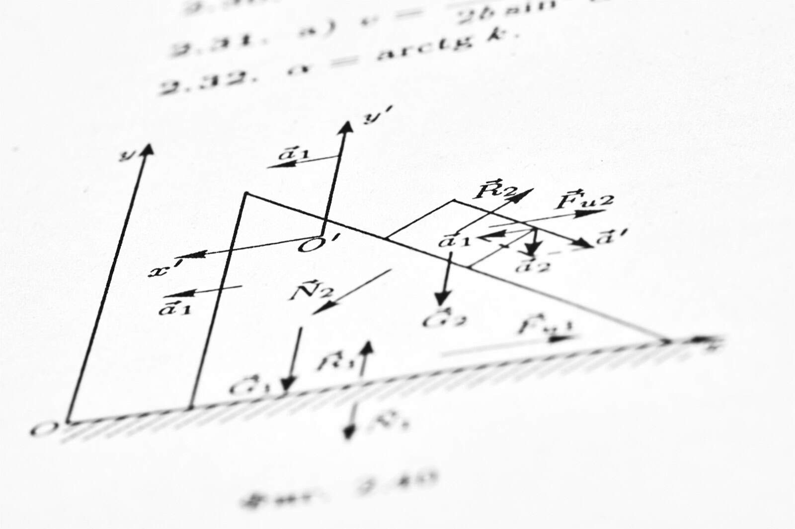 Diagramme vectoriel avec forces et axes en physique.
