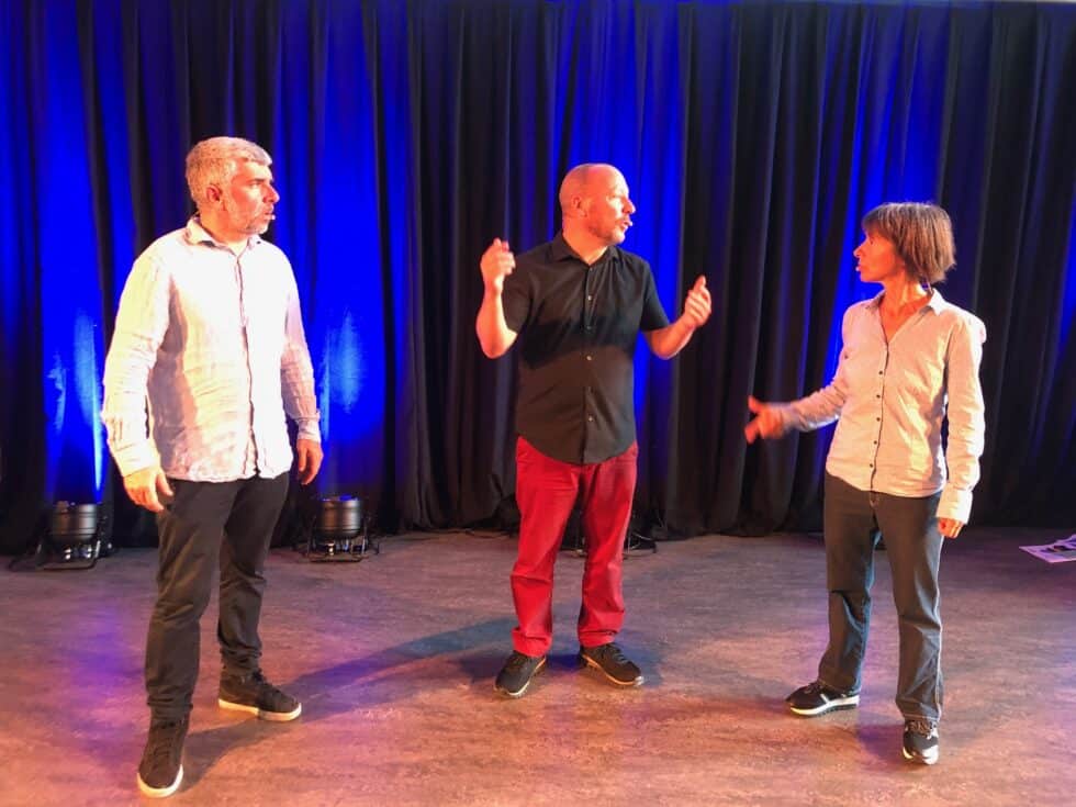 Rôles d’improvisation sur scène pour stimuler la réflexion collective en entreprise.