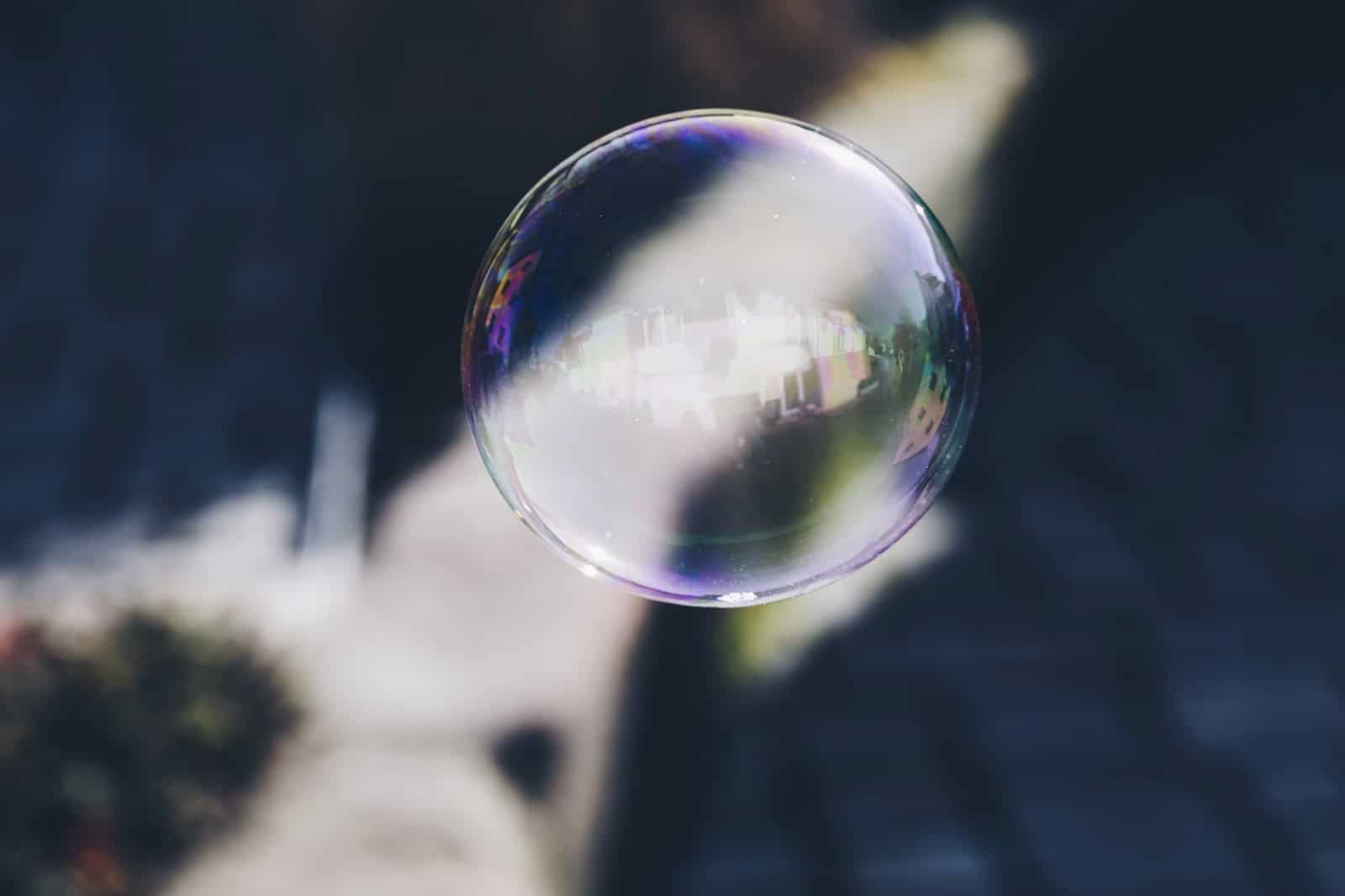 Bulle de savon transparente avec reflets colorés.